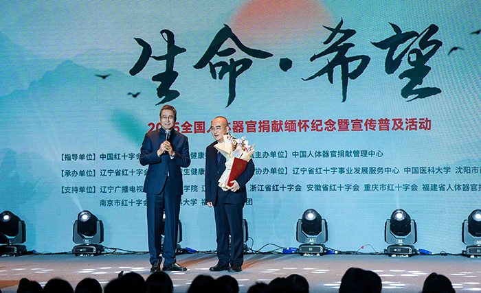 中國(guó)紅十字會(huì)副會(huì)長(zhǎng)白巖松在現(xiàn)場(chǎng)采訪“人民英雄”張定宇教授。主辦方供圖