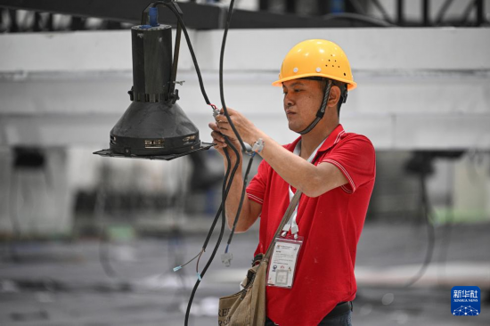 4月4日，工作人員在海南國際會展中心內布設燈光。
