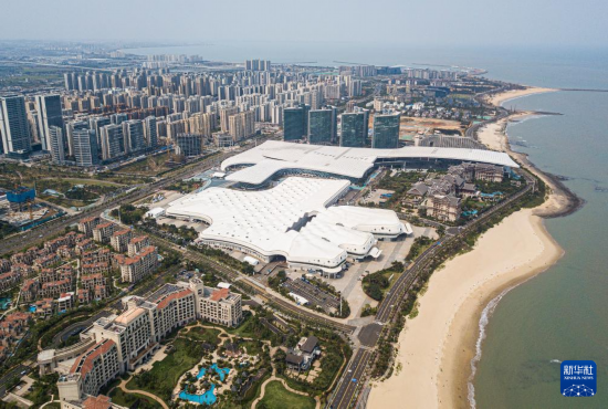 這是4月4日拍攝的第五屆中國國際消費品博覽會主會場海南國際會展中心（無人機照片）。