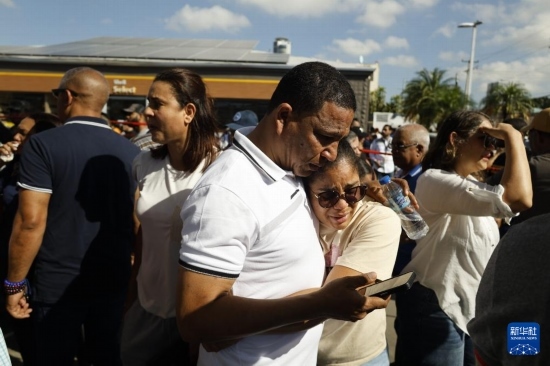  4月8日，人們聚集在多米尼加首都圣多明各的夜總會屋頂坍塌事故現(xiàn)場附近。新華社發(fā)