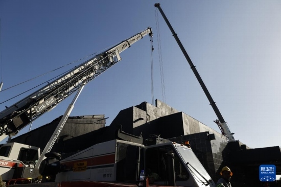  4月8日，救援人員在多米尼加首都圣多明各的夜總會屋頂坍塌事故現(xiàn)場工作。新華社發(fā)