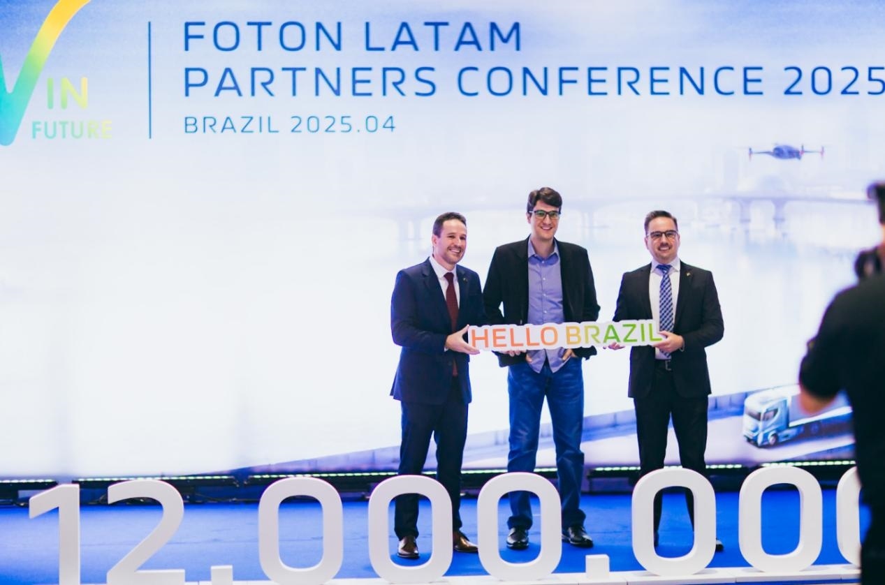 當(dāng)?shù)貢r(shí)間4月8日，福田汽車2025拉美合作伙伴大會(huì)暨巴西工廠首車下線儀式在巴西圣保羅舉行。福田巴西工廠供圖