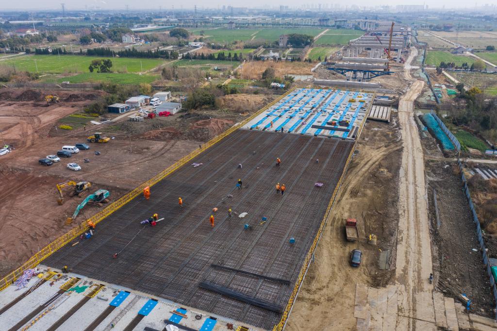 3月7日，在524國道秀洲王江涇至新塍公路工程TJ02標段，作業(yè)人員正在進行60米鋼混組合梁現澆橋面板鋼筋焊接及綁扎作業(yè)（無人機照片）。新華社記者 徐昱 攝