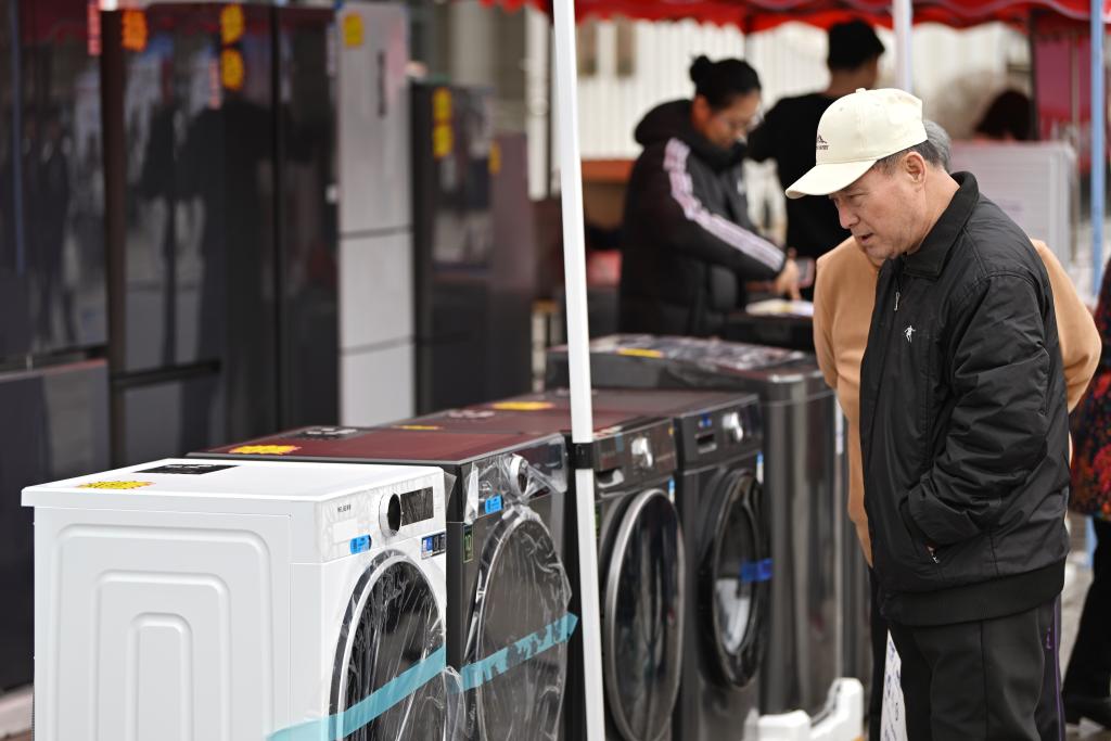 3月28日，天津市北辰區(qū)舉行2025年消費品以舊換新惠民服務活動，吸引眾多市民前來選購。新華社記者 李然 攝