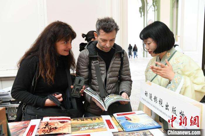 當(dāng)?shù)貢r(shí)間4月11日，2025年巴黎圖書節(jié)在巴黎大皇宮揭幕。中國(guó)出版代表團(tuán)攜千余種中國(guó)精品圖書亮相展會(huì)。 中新社記者 李洋 攝