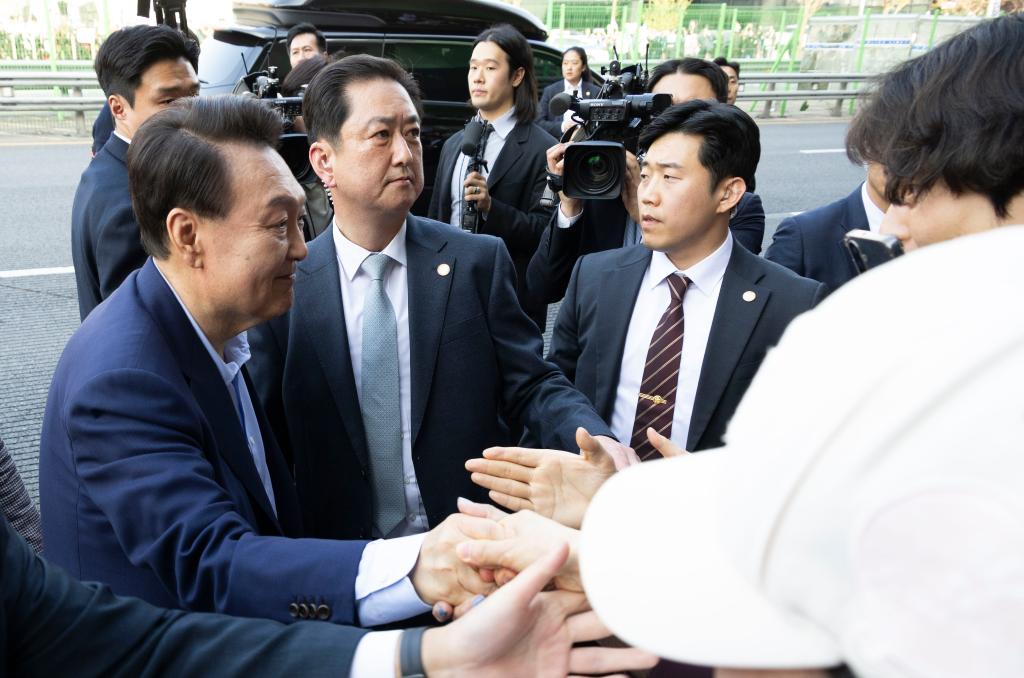 4月11日，韓國前總統(tǒng)尹錫悅（左一）在離開首爾漢南洞官邸時(shí)與支持者握手。新華社發(fā)（全休相攝）