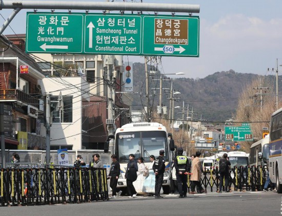  4月3日，在韓國首爾，警察在韓國憲法法院附近進(jìn)行交通管制。新華社記者姚琪琳攝