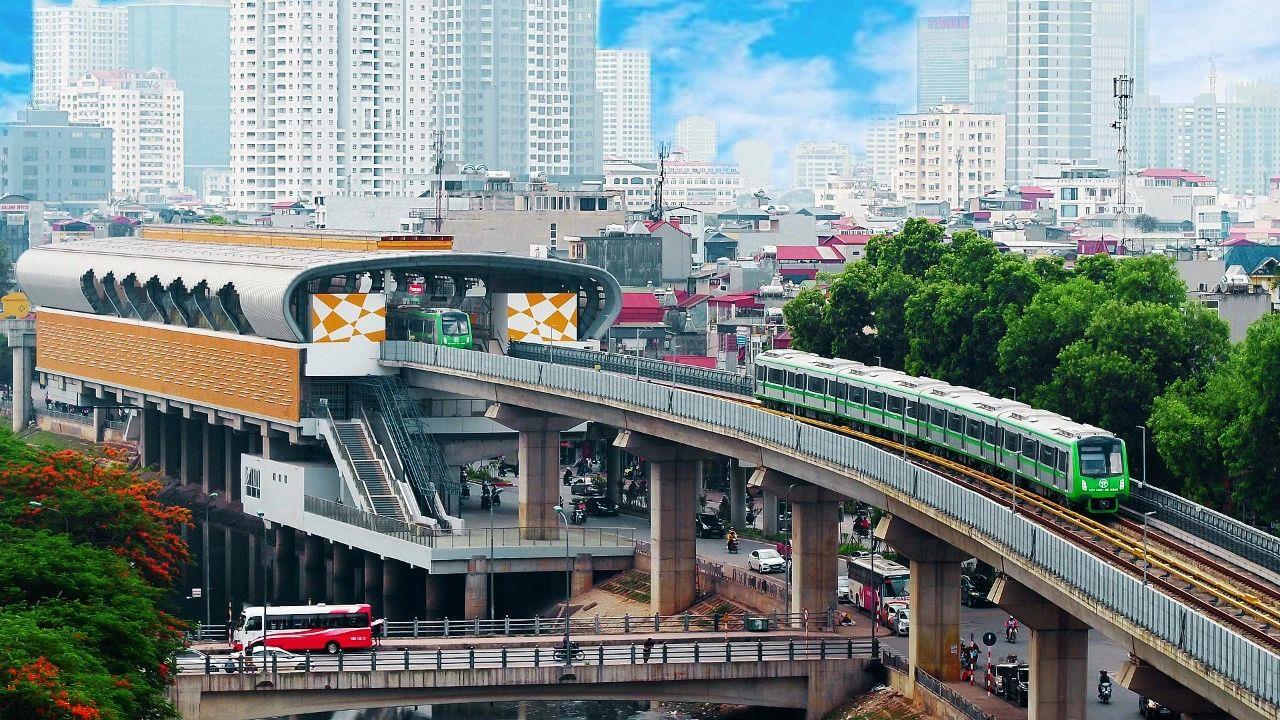 行駛中的越南河內(nèi)輕軌