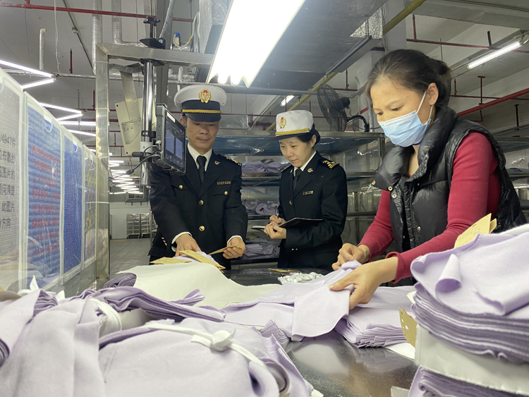 黃埔海關(guān)關(guān)員到毛織企業(yè)開展調(diào)研。周青攝