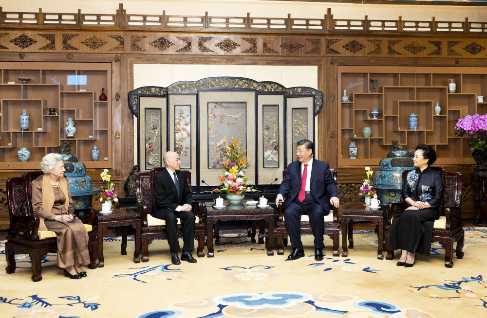 2023年2月24日，國家主席習近平和夫人彭麗媛在北京釣魚臺國賓館養(yǎng)源齋親切會見柬埔寨國王西哈莫尼和太后莫尼列。