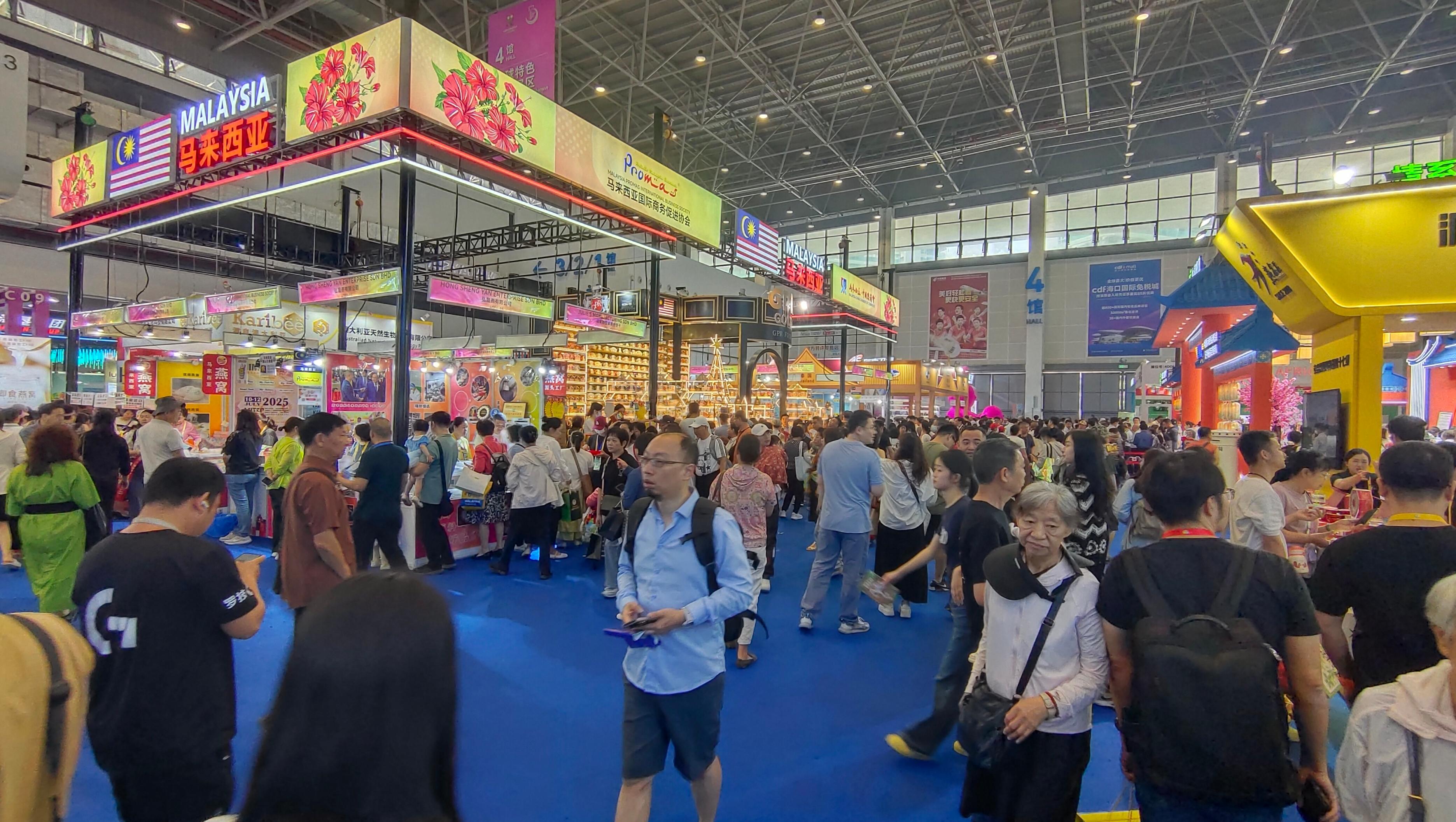 消博會迎來公眾開放日，眾多市民、客商來到展館參觀、購物。人民網(wǎng)記者 李彤攝