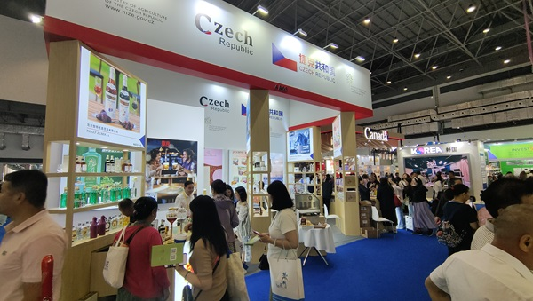 觀展者在各國展臺采購、咨詢。人民網(wǎng)記者 李彤攝