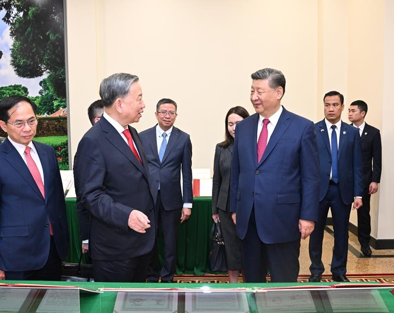 4月14日，習(xí)近平總書記在越共中央駐地同越共中央總書記蘇林舉行會(huì)談。這是會(huì)談后，兩黨總書記共同見證中越雙方簽署的45份雙邊合作文本展示。