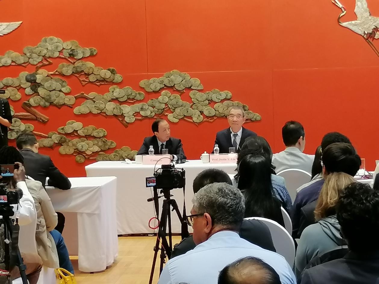 圖為21日舉行的“臨甲7號沙龍”，林毅夫（右一）在回答中外媒體記者的提問。 人民網(wǎng)記者 李瀟攝