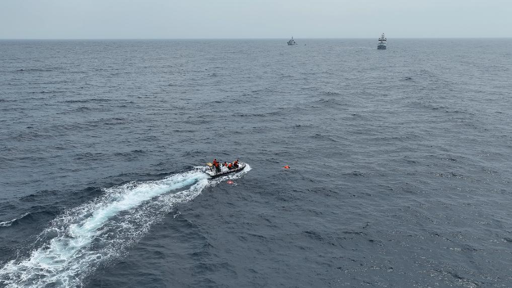 4月23日，中越海警開展海上聯(lián)合搜救演練，模擬營(yíng)救落水人員。（中國(guó)海警供圖）