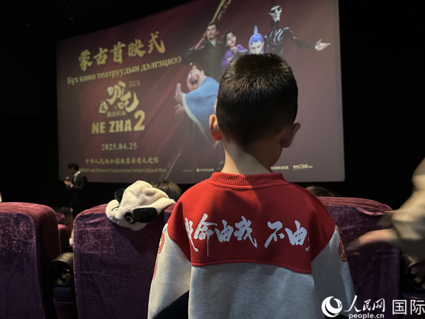 圖為首映式現(xiàn)場(chǎng)，一位小朋友身穿帶有《哪吒2》電影元素的衣服。人民網(wǎng)記者 張朋輝攝
