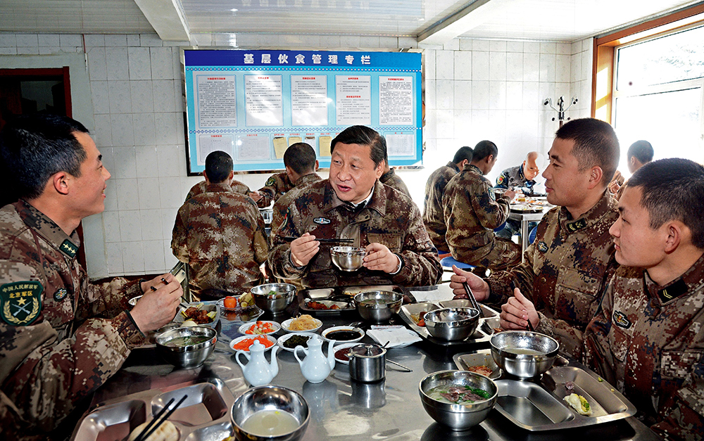 2014年1月26日，習(xí)近平主席專程來到內(nèi)蒙古軍區(qū)邊防某部，親切看望慰問戍邊官兵。這是在連隊食堂，習(xí)近平主席同戰(zhàn)士們一起用餐。