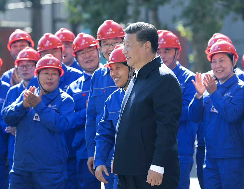 2018年9月26日，在中國一重集團(tuán)，習(xí)近平總書記走到工人中間，同大家親切交流。
