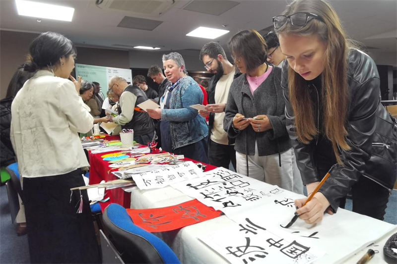 現(xiàn)場(chǎng)來賓體驗(yàn)中國(guó)傳統(tǒng)文化。中國(guó)駐波蘭大使館供圖。
