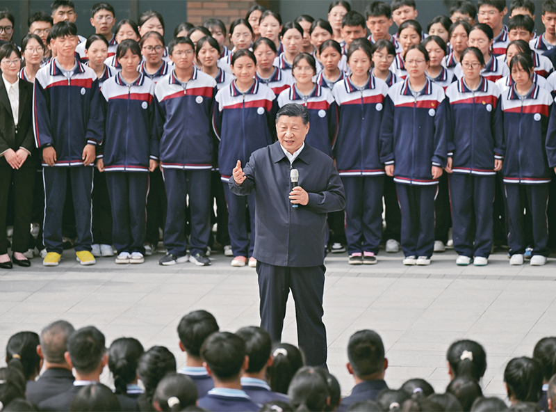 2024年6月18日至19日，中共中央總書記、國家主席、中央軍委主席習(xí)近平在青海考察。這是18日下午，習(xí)近平在果洛西寧民族中學(xué)考察時(shí)，同師生們親切交流。 新華社記者 岳月偉/攝