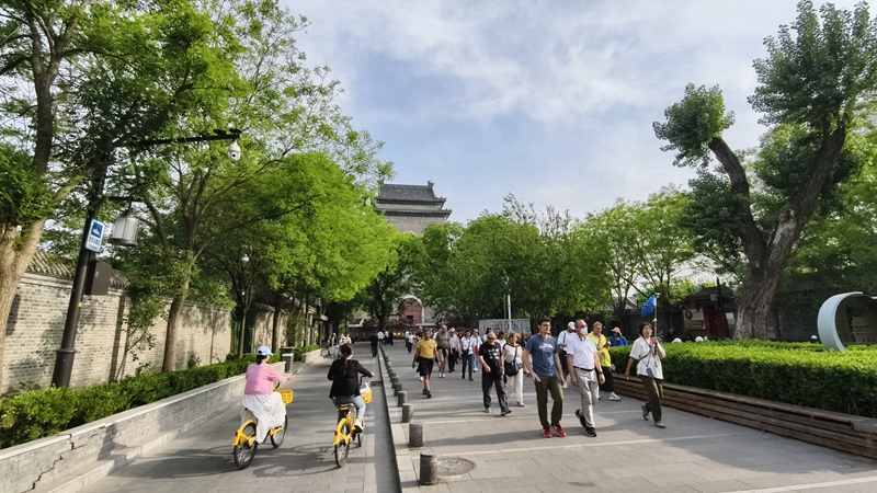 外國游客游覽北京鼓樓。人民網(wǎng)記者 李楠樺攝