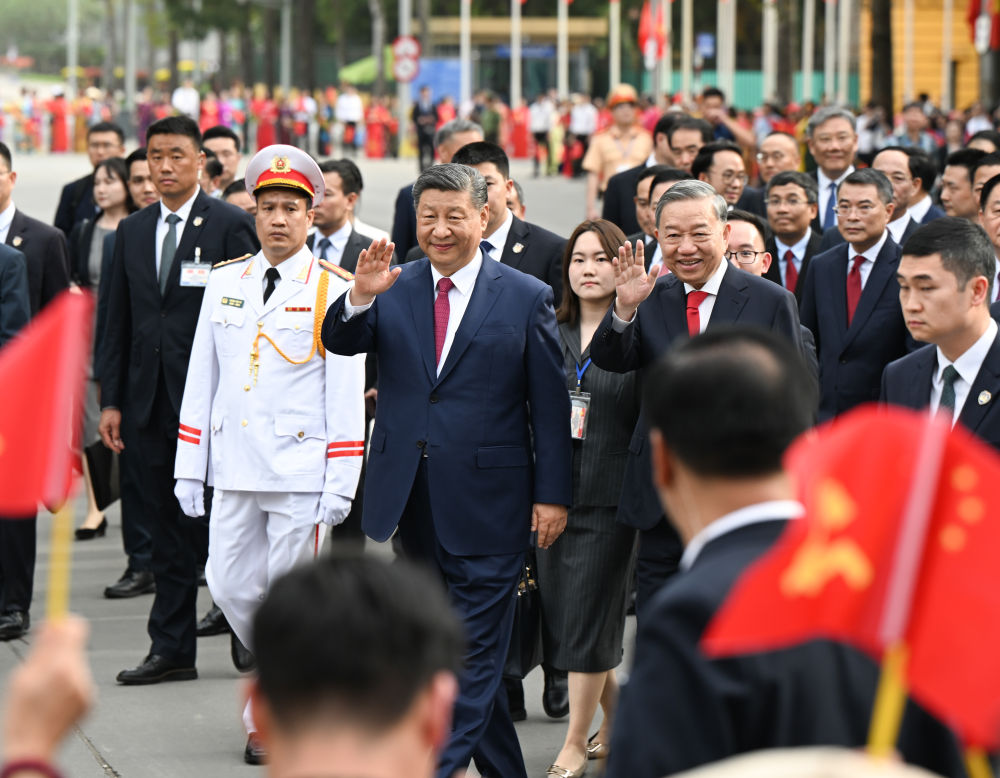 4月14日，中共中央總書記、國家主席習(xí)近平抵達(dá)河內(nèi)對(duì)越南進(jìn)行國事訪問。當(dāng)日下午，越共中央總書記蘇林為習(xí)近平舉行隆重歡迎儀式。這是歡迎儀式后，習(xí)近平和蘇林一同步行前往越共中央駐地舉行會(huì)談時(shí)，向歡迎人群揮手致意。新華社記者 張領(lǐng) 攝