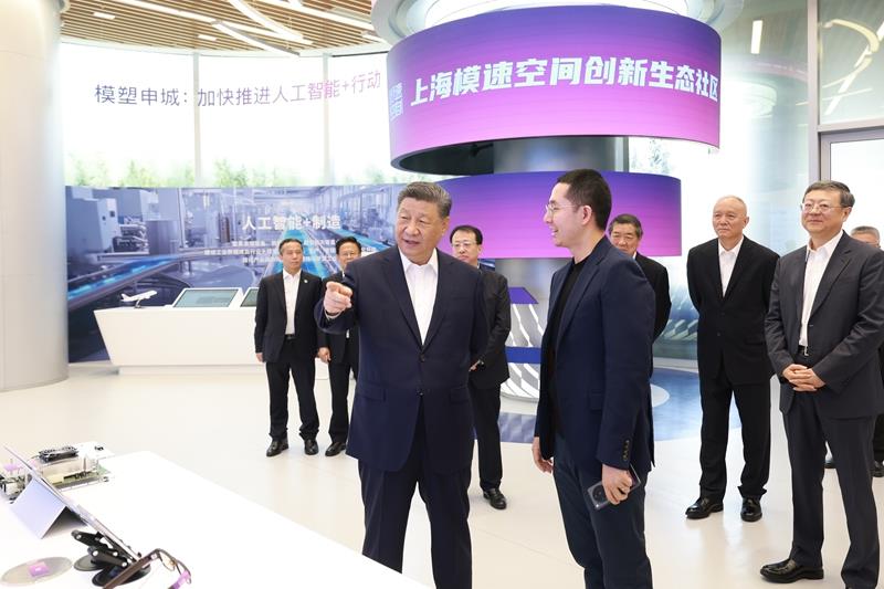 △2025年4月29日，習(xí)近平總書記在上?！澳Ｋ倏臻g”大模型創(chuàng)新生態(tài)社區(qū)，察看大模型產(chǎn)品展示。