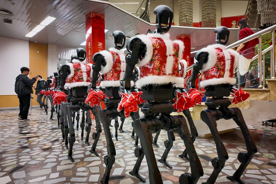 2025年1月28日，杭州宇樹科技人形機(jī)器人在2025年央視春晚后臺(tái)。新華社發(fā)