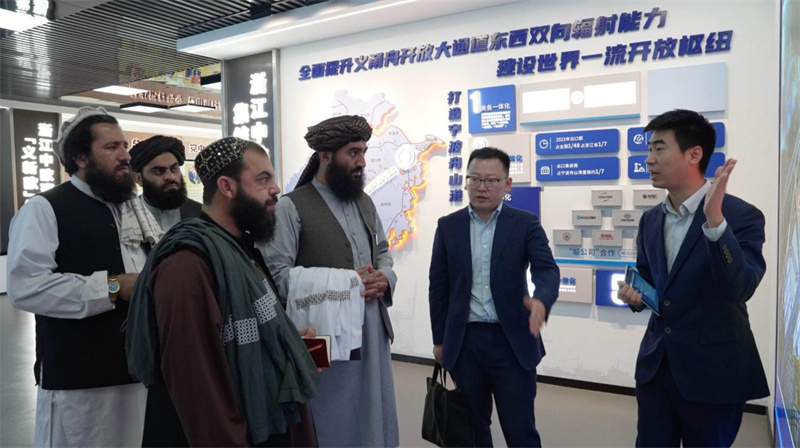 代表團(tuán)在義新歐班列始發(fā)站參觀。CGTN記者 楊剛攝