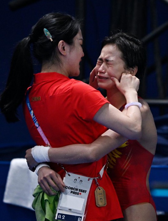 2024年8月6日，中國選手全紅嬋（右）與教練陳若琳在巴黎奧運會女子10米臺決賽后慶祝。新華社記者 王鵬 攝