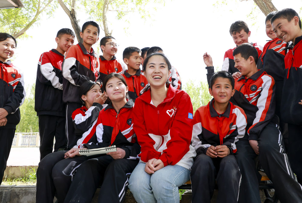 4月23日，在新疆克州阿圖什市哈拉峻鄉(xiāng)謝依特小學(xué)，支教教師高淑賢和學(xué)生們?cè)谝黄稹? width=