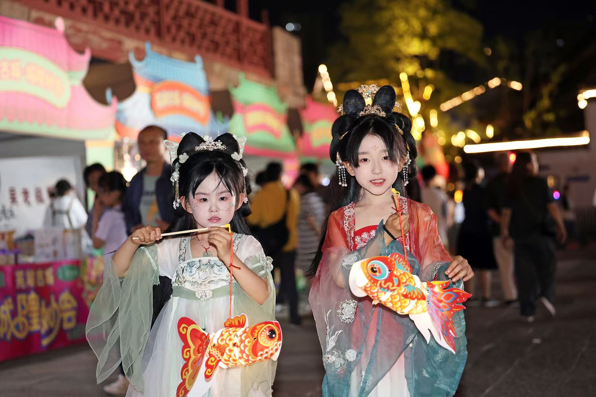2025年5月2日晚，安徽蕪湖古城，魚燈巡游吸引游人駐足觀看。（圖片來源：視覺中國）