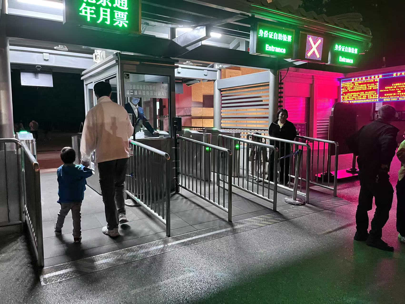 北京天壇公園延長開放時間，游客進入游覽。人民網(wǎng)記者 李楠樺攝