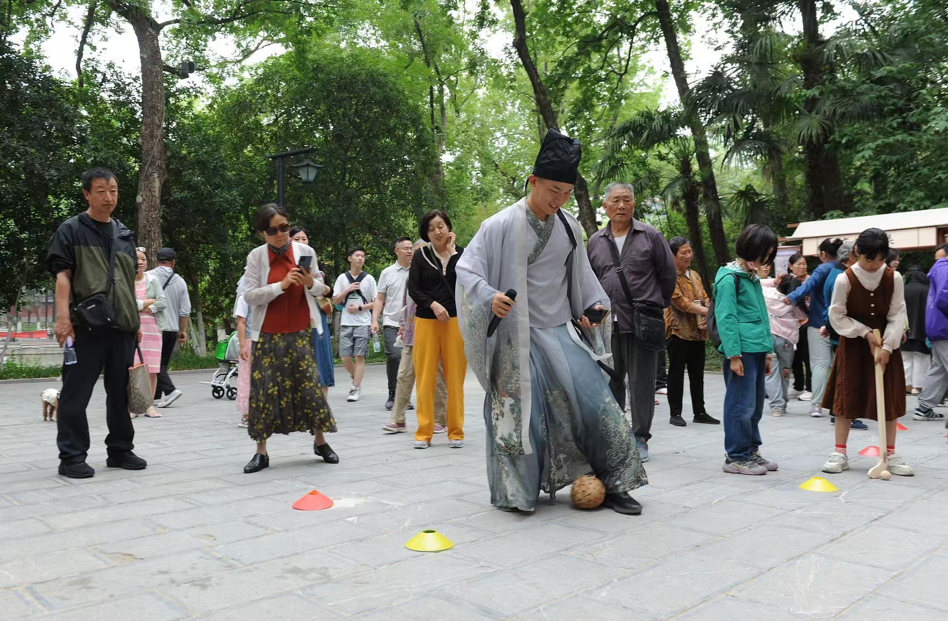 2025年5月3日，安徽省合肥市包公園景區(qū)，游客正在參與“蹴鞠”體育活動(dòng)。（圖片來源：視覺中國）