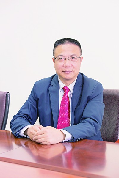 徐飛 教授、博士生導(dǎo)師。歷任上海交通大學(xué)副校長、西南交通大學(xué)校長、上海財經(jīng)大學(xué)常務(wù)副校長，現(xiàn)任福耀科技大學(xué)常務(wù)副校長。國務(wù)院政府特殊津貼專家。先后兼任中國鐵道學(xué)會副理事長，中國管理學(xué)會組織與戰(zhàn)略專業(yè)委員會副主任，教育部高等學(xué)校創(chuàng)新創(chuàng)業(yè)教育指導(dǎo)委員會副主任，中國高等教育學(xué)會創(chuàng)新創(chuàng)業(yè)教育分會理事長，中國高質(zhì)量MBA教育認證（CAMEA）工作委員會副主任，中國職業(yè)技術(shù)教育學(xué)會副會長等。主要研究領(lǐng)域為戰(zhàn)略管理、競爭戰(zhàn)略與博弈論、創(chuàng)新創(chuàng)業(yè)、跨文化戰(zhàn)略領(lǐng)導(dǎo)力等。出版著作20余部。