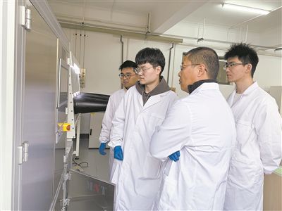 圖為安工大材料科學(xué)與工程學(xué)院碩士研究生余威（右一）在實(shí)驗(yàn)室開展研究。安工大供圖