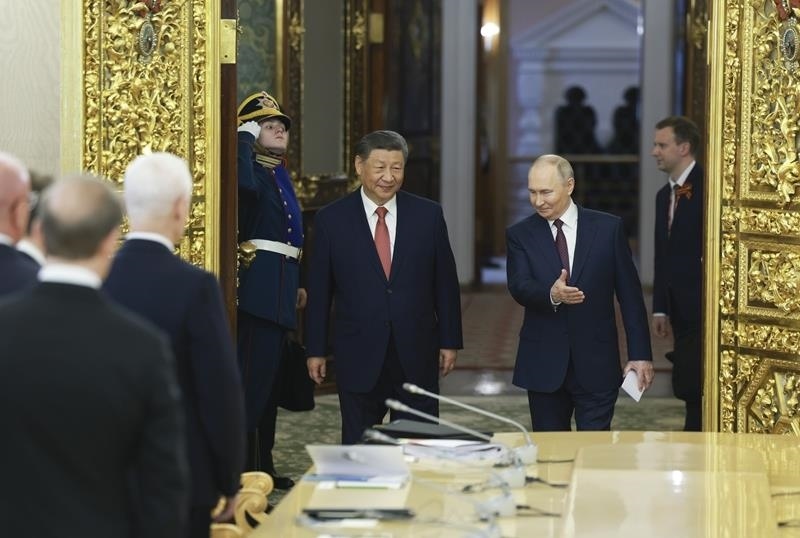 △當(dāng)?shù)貢r(shí)間5月8日，俄羅斯總統(tǒng)普京同習(xí)近平主席在莫斯科克里姆林宮舉行會(huì)談。這是兩國(guó)元首步入會(huì)場(chǎng)。