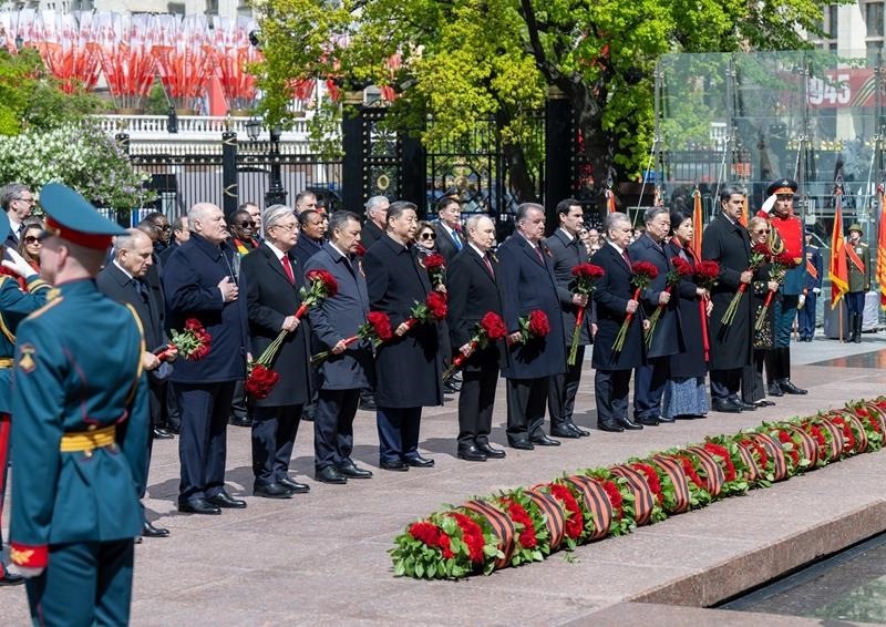 △當(dāng)?shù)貢r(shí)間5月9日，紀(jì)念蘇聯(lián)偉大衛(wèi)國(guó)戰(zhàn)爭(zhēng)勝利80周年慶典結(jié)束后，習(xí)近平主席同其他國(guó)家領(lǐng)導(dǎo)人一起從紅場(chǎng)來(lái)到亞歷山大花園，向無(wú)名烈士墓獻(xiàn)花，并肅立默哀。