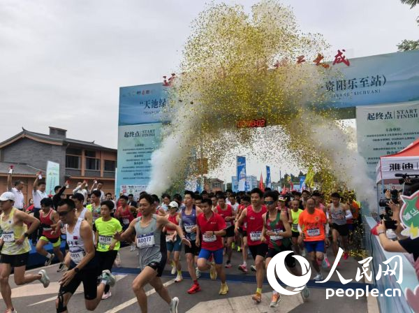 全民健身跑參賽選手沖出起點(diǎn)。人民網(wǎng)記者 楊磊攝