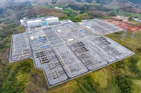 這是2022年9月30日在巴西里約熱內(nèi)盧拍攝的美麗山特高壓輸電二期項(xiàng)目里約換流站（無人機(jī)照片）。新華社記者 王天聰 攝