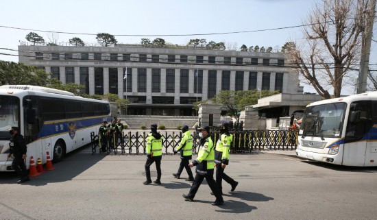 4月3日，在韓國首爾，警察在韓國憲法法院前執(zhí)勤。新華社記者姚琪琳攝