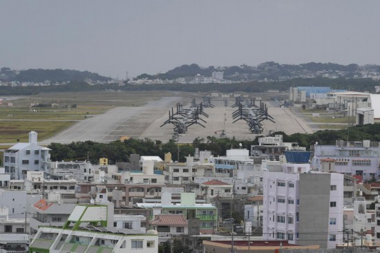 這是2023年11月25日在日本沖繩美軍普天間基地駐留的“魚鷹”運(yùn)輸機(jī)（資料照片）。新華社記者馮武勇攝
