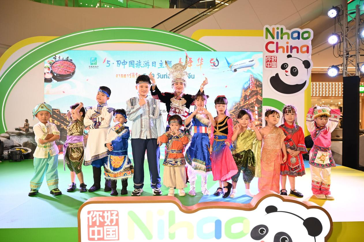 開幕式上，中泰小朋友服飾秀表演。主辦方供圖