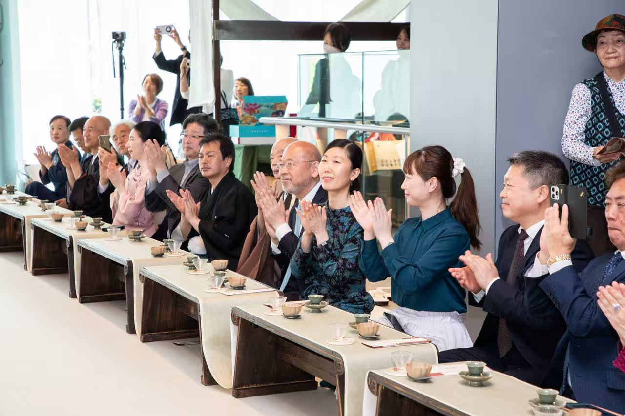 中日兩國文旅界、各茶道流派嘉賓出席開幕式。中國駐大阪旅游辦事處供圖