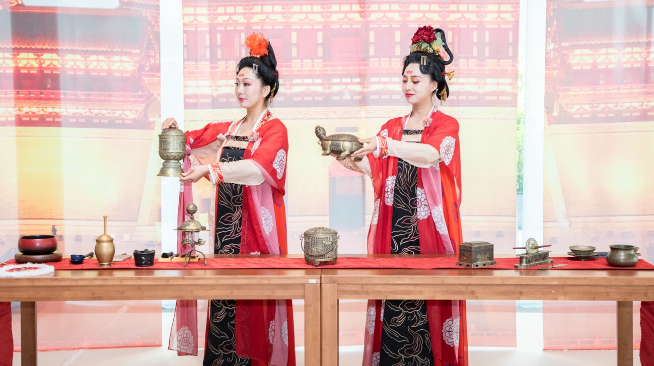 法門寺地宮出土文物一比一復(fù)刻的宮廷茶器。中國駐大阪旅游辦事處供圖