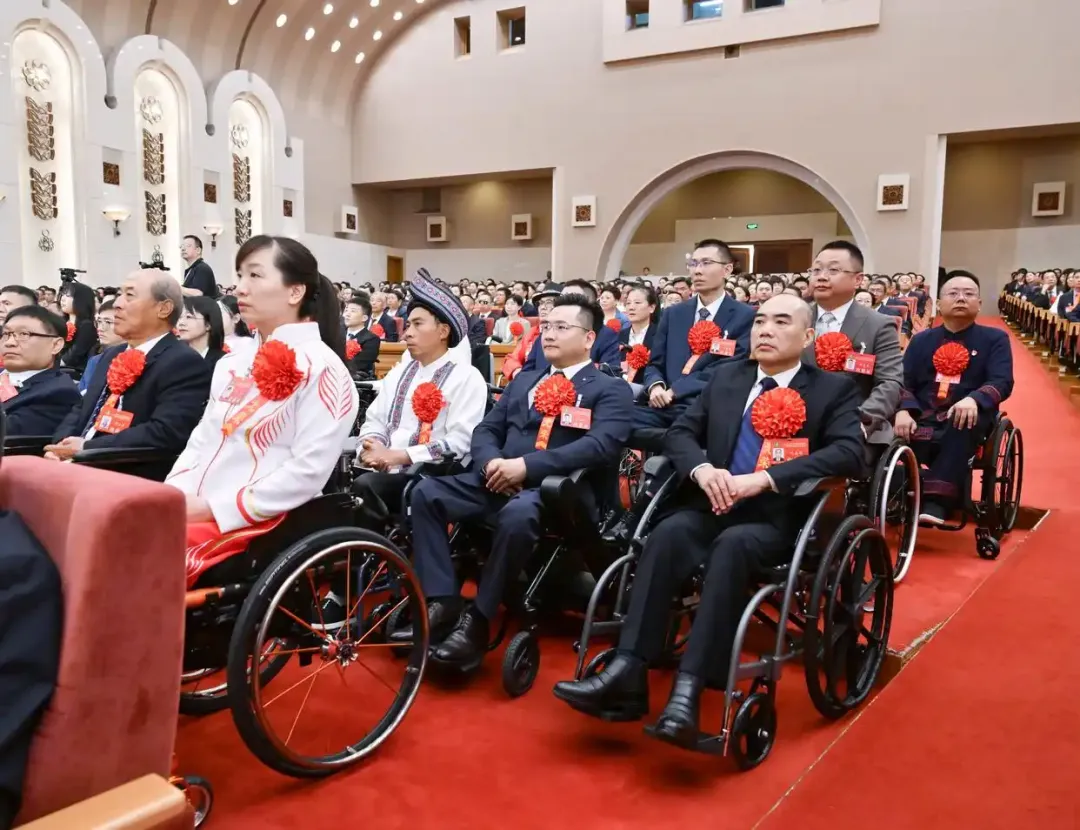 2025年5月16日，第七次全國自強模范暨助殘先進表彰大會在北京召開。大會表彰了200名“全國自強模范”、200個“全國殘疾人工作先進集體”和60名“全國殘疾人工作先進個人”。