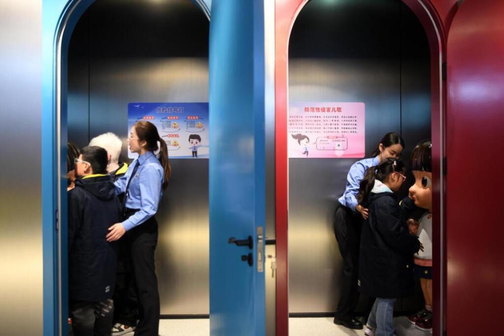 2025年4月2日，殘障兒童在無障礙青少年法治教育基地體驗。