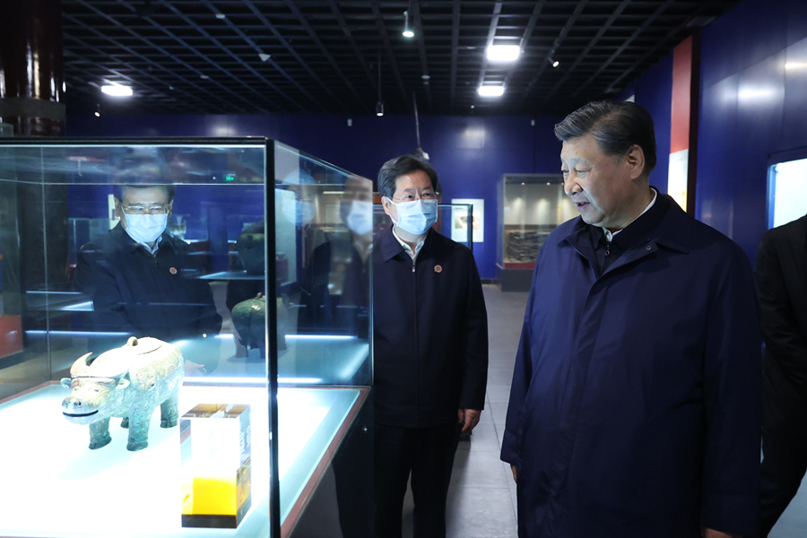 2022年10月28日，習(xí)近平總書記在安陽市殷墟博物館考察。新華社記者 鞠鵬 攝