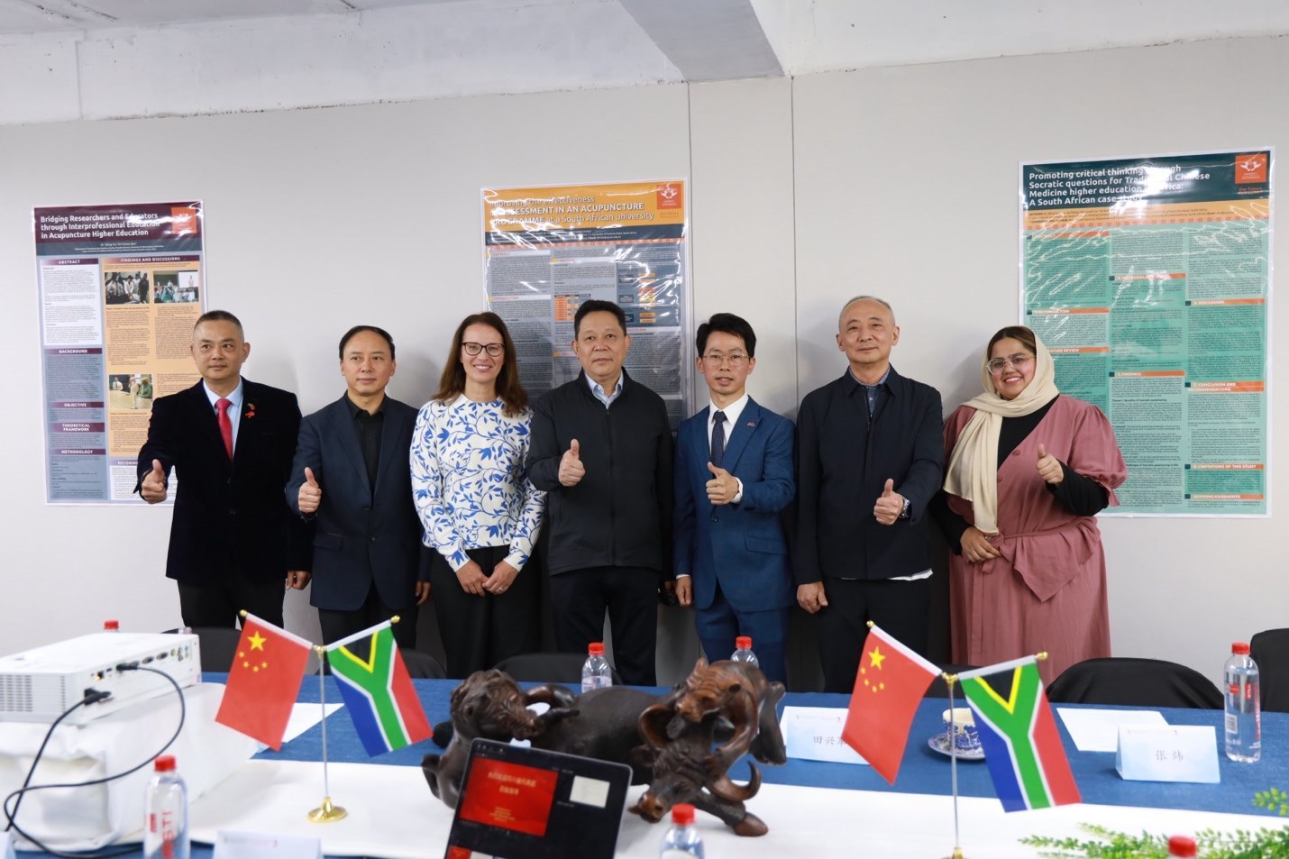 四川省副省長(zhǎng)楊興平及代表團(tuán)與《補(bǔ)充醫(yī)學(xué)：教育與研究》雜志社團(tuán)隊(duì)合影。非洲中醫(yī)及針灸中心供圖