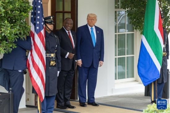 5月21日，美國(guó)總統(tǒng)特朗普（右二）在華盛頓白宮迎接到訪的南非總統(tǒng)拉馬福薩（右三）。新華社記者 胡友松 攝